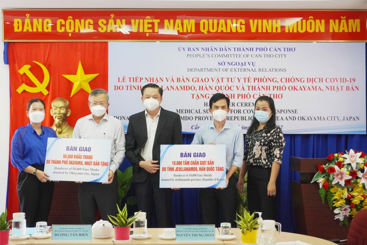 Japan, RoK give medical equipment support to Vietnamese city